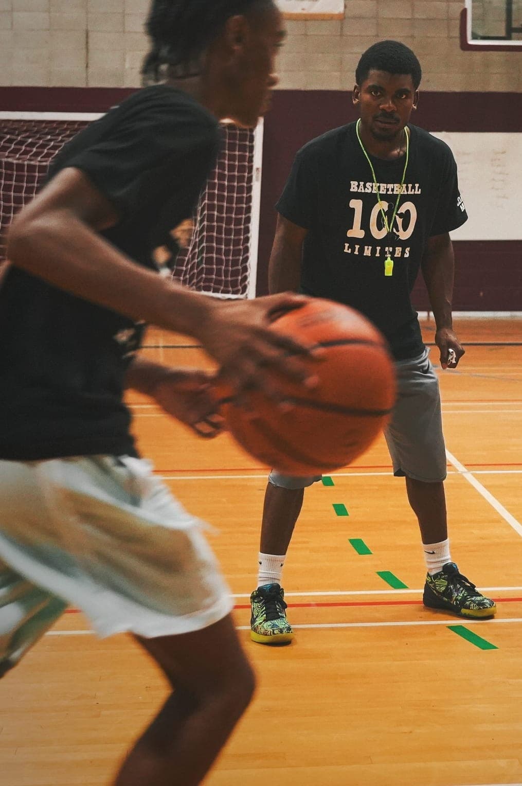Maxime Louis-Jean coachant un joueur — Basketball 100 Limites, Montréal